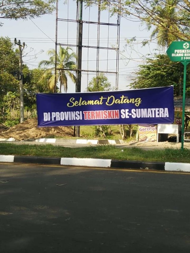 Spanduk yang terpasang di pinggir jalan dan beredar di media sosial pada Jumat (17/1). Foto: Warga/WAG