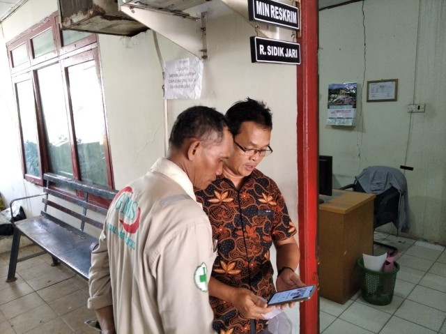 Pria korban penipuan yang melapor ke Polisi. Foto: Rega/kepripedia.com