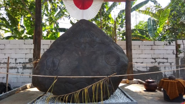 Batu prasasti di komplek Keraton Agung Sejagad Desa Pogung Jurutengah, Bayan, Purworejo, Jawa Tengah. Foto: kumparan