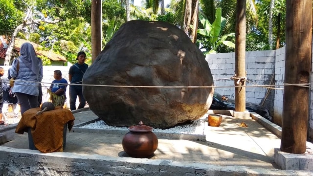 Batu prasasti di komplek Keraton Agung Sejagad Desa Pogung Jurutengah, Bayan, Purworejo, Jawa Tengah.  Foto: kumparan 