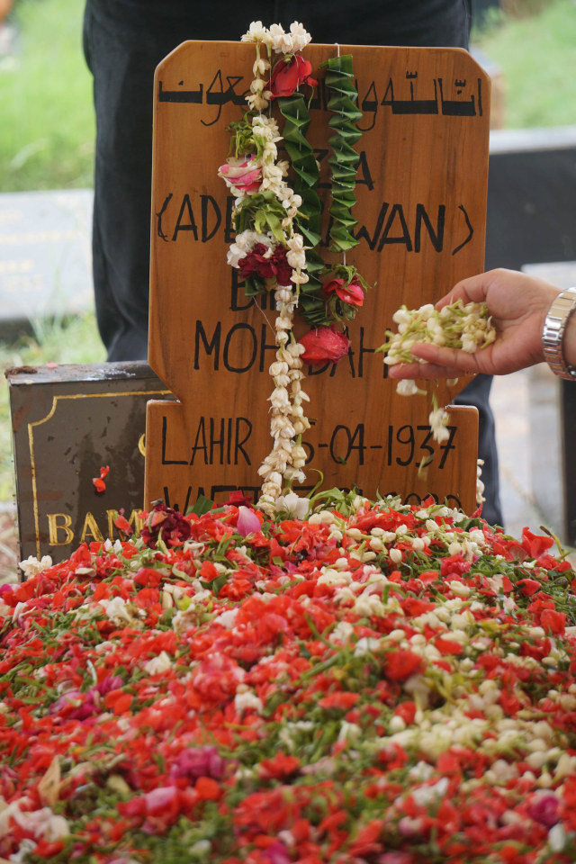 Nisan makam Ade Irawan di TPU Tanah Kusir, Jakarta. Foto: Irfan Adi Saputra/kumparan