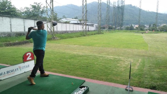 Lapangan golf Hit The Ball Driving Range di Kota Batu bisa menjadi alternatif lain ketika berolahraga. (Foto: Rezza Do'a)
