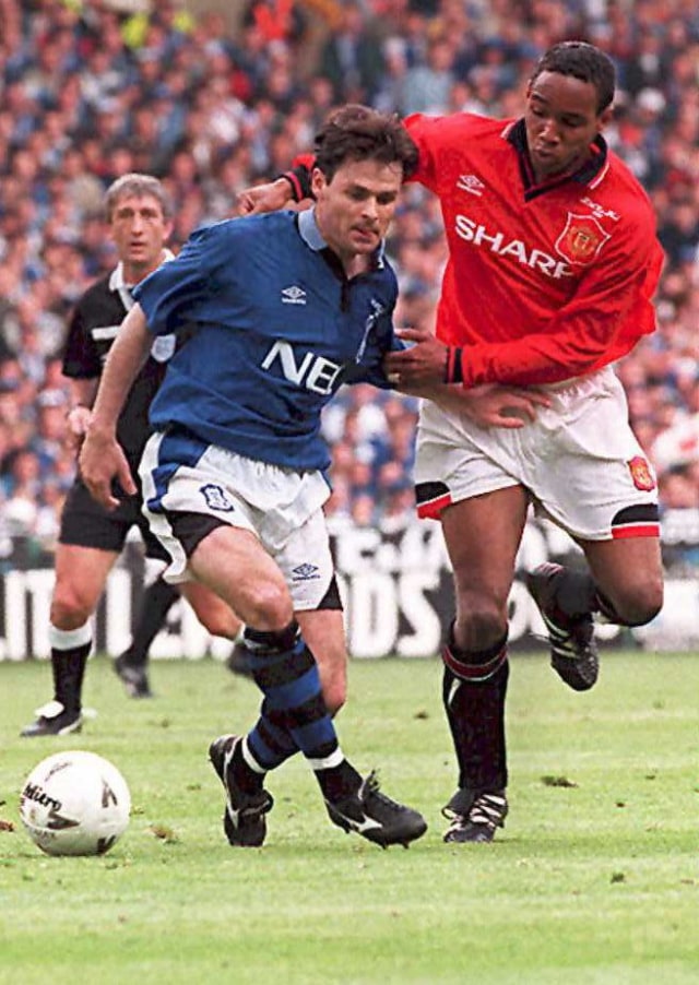 Paul Ince (kanan) saat berkostum Manchester United. Foto: AFP/GERRY PENNY