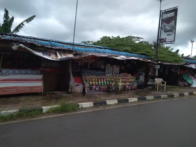 Kios di jalan di Simpang Barelang. Foto : Rega/kepripedia.com