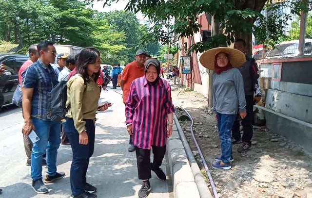 Walkot Risma saat tinjau komplek Darmo Park II pasca banjir. Foto: Yuana Fatwalloh/kumparan