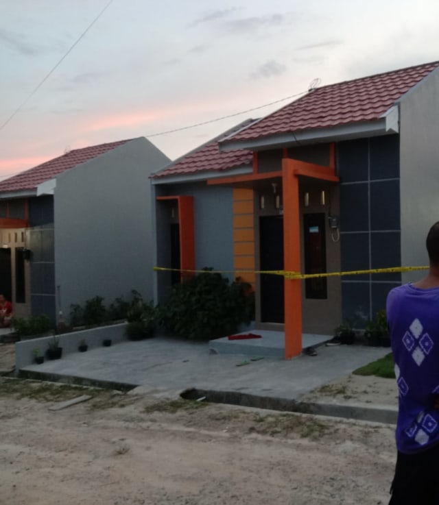 Lokasi rumah korban dipasang garis polisi. (Foto: Ist)