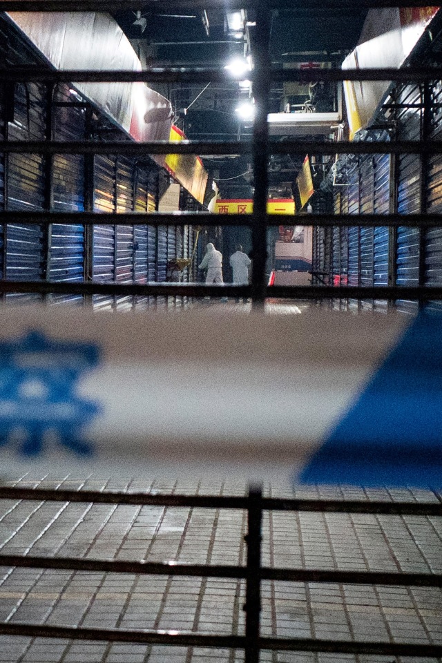 Tim Tanggap Darurat Hygiene Wuhan melakukan identifikasi di Pasar Makanan Laut Huanan lokasi terdeksi Virus Corona di Wuhan, Hubei, China. Foto: AFP/NOEL CELIS