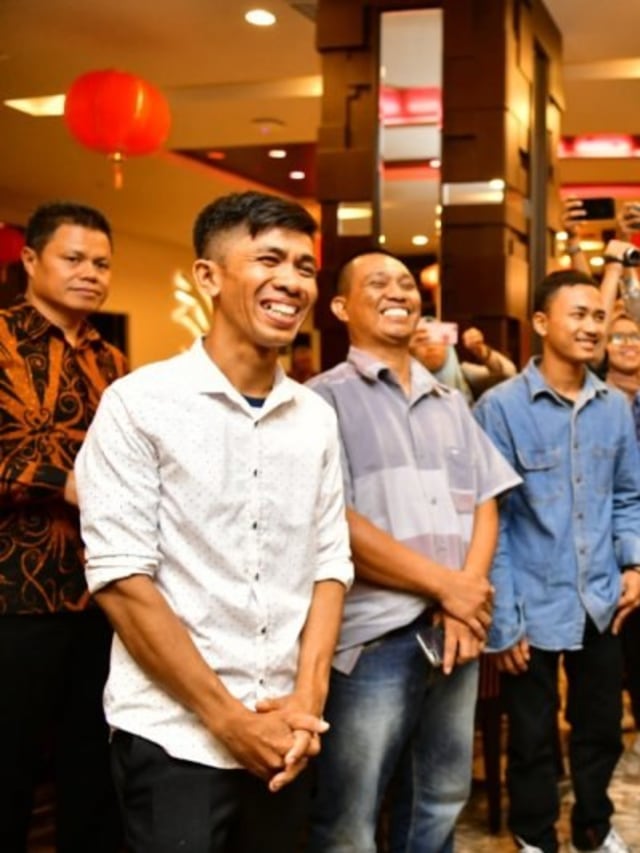 Pembuat pesawat terbang asal Pinrang, Haerul (kedua kiri) saat beremu dengan Gubernur Sulawesi Selatan HM Nurdin Abdullah di Makassar, Jumat, (17/1). Foto: ANTARA/HO/Humas Pemprov Sulsel