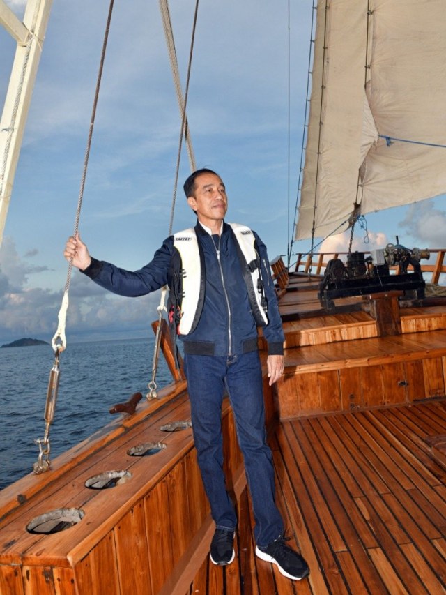 Presiden Joko andiWidodo saat berlayar menaiki kapal penisi di Labuan Bajo. Foto: Dok. Agus Suparto 