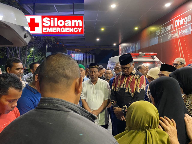 Plt Gubernur Aceh (batik hitam) menjemput jenazah Bupati Bireuen di RS Siloam, Medan. Foto: Humas Aceh