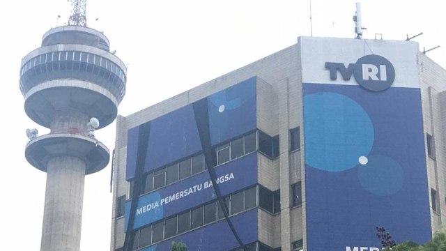Kain hitam bertuliskan #SAVE TVRI di kantor TVRI, Jakarta.  Foto: Dok. Istimewa