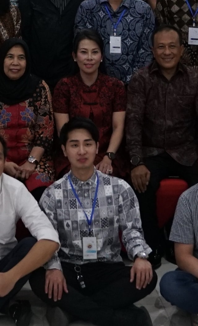 Jusin saat berfoto bersama Wali Kota Singkawang Tjhai Chui Mie. Foto: istimewa