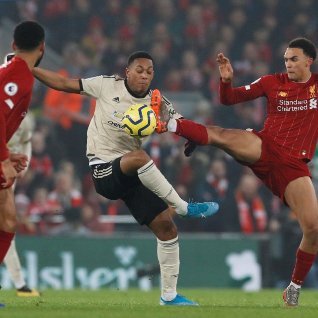 Aksi Martial saat melawan Liverpool. Foto: REUTERS/Phil Noble