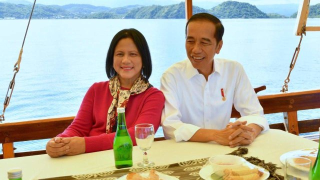 Jokowi ajak Ibu Negara Iriana berlayar ulang, menaiki kapal pinis di Labuan Bajo Foto: Dok. Agus Suparto