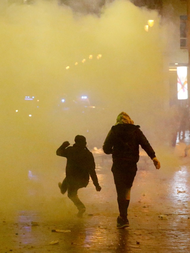 Asap mengepul saat demonstran menggelar unjuk rasa anti pemerintah di Beirut, Lebanon. Foto: REUTERS / Mohamed Azakir
