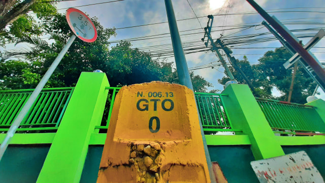 Titik Kilometer Nol (KM 0) merupakan penanda geografis sebuah tempat. Senin, (20/1). Foto: Dok Banthayo.id (Wawan Akuba)