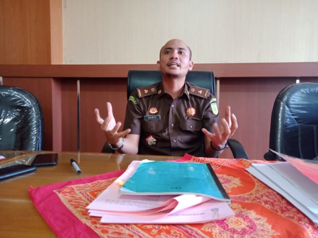 Kepala Seksi Tindak Pidana Umum Kejaksaan Negeri Kabupaten Malang, Sobrani Binzar pada sesi konferensi pers Senin (20/1/2020) pagi.