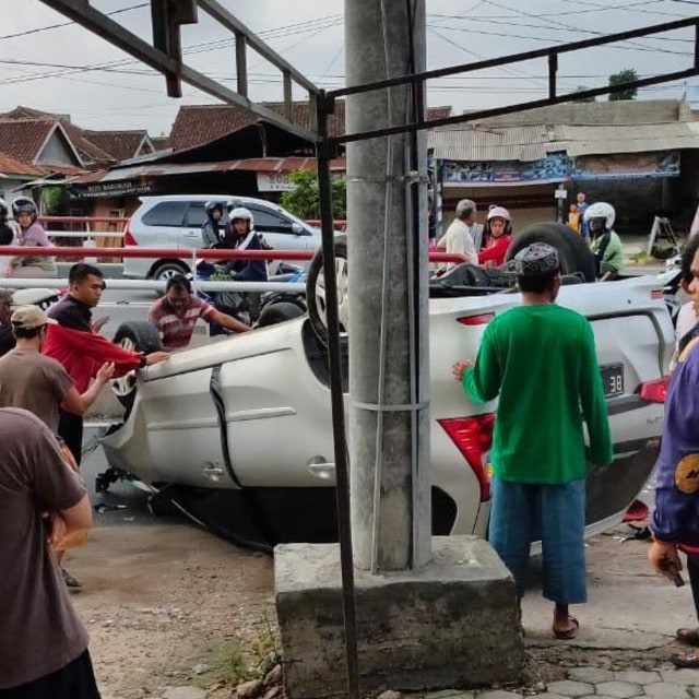 Mobil yang membawa kru The Panturas dok Twitter @thepanturas