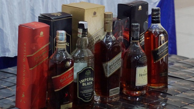 Barang bukti miras oplosan dihadirkan saat konferensi pers di Polres Tanjung Priok, Jakarta Utara, Senin (20/1).  Foto: Helmi Afandi Abdullah/kumparan 