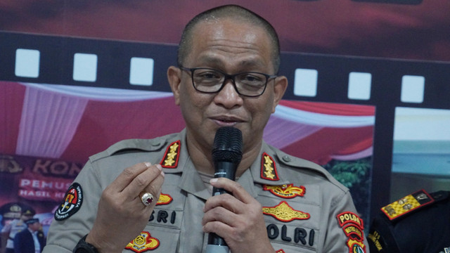 Kabid Humas Polda Metro Jaya Kombes Pol Yusri Yunus memberikan keterangan pers pengungkapan miras oplosan di Polres Tanjung Priok, Jakarta Utara. Foto: Helmi Afandi Abdullah/kumparan