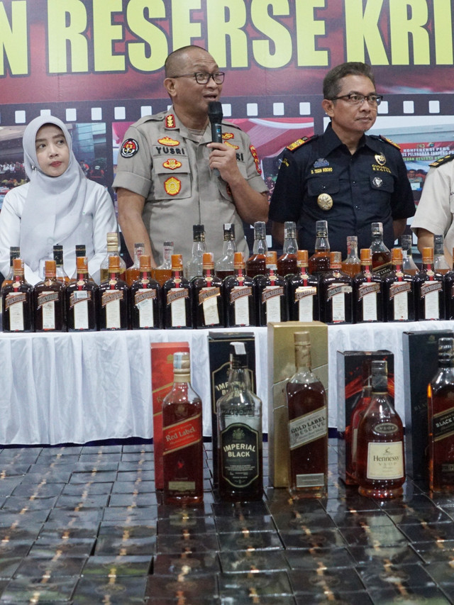 Kabid Humas Polda Metro Jaya Kombes Pol Yusri Yunus memberikan keterangan pers pengungkapan miras oplosan di Polres Tanjung Priok, Jakarta Utara. Foto: Helmi Afandi Abdullah/kumparan