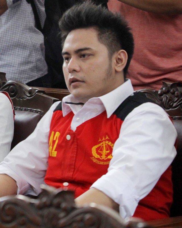 Tersangka kasus UU ITE dan pencemaran nama baik artis Fairuz A Rafiq, Galih Ginanjar saat menjalani persidangan. Foto: ANTARA FOTO/Reno Esnir