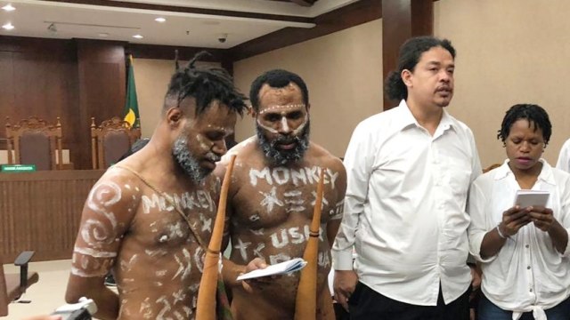 Sidang eksepsi pernyataan makar pengibaran bendera Kejora di Pengadilan Negeri Jakarta Pusat, Senin (6/1).
 Foto: Aprilandika Pratama/kumparan