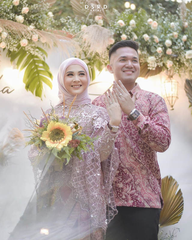 Kesha Ratuliu dan kekasihnya, Adhi Permana. Dok: Instagram @kesharatuliu05/@dsrdbride