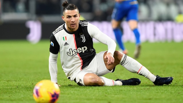 Cristiano Ronaldo berpose di lapangan. Foto: REUTERS / Massimo Pinca