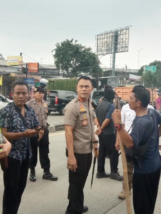 Kapolresta Bogor Kota Kombes Pol Hendri Fiuser (tengah) meninjau Jalan Yasmin, Bogor, usai bentrok ormas. Foto: kumparan