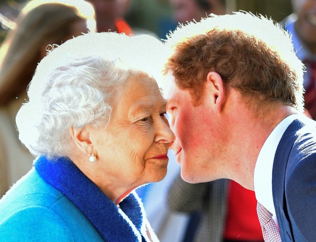 Ratu Inggris menyapa cucunya, Pangeran Harry di Chelsea Flower Show pada hari pers di London, Inggris 18 Mei 2015. Foto: REUTERS/Julian Simmonds/pool