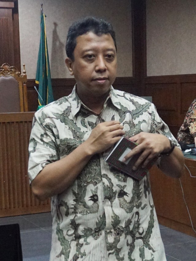 Terdakwa kasus suap jual beli jabatan di lingkungan Kementerian Agama Romahurmuziy usai menjalani sidang vonis di Pengadilan Tipikor Jakarta Pusat.  Foto: Fanny Kusumawardhani/kumparan 