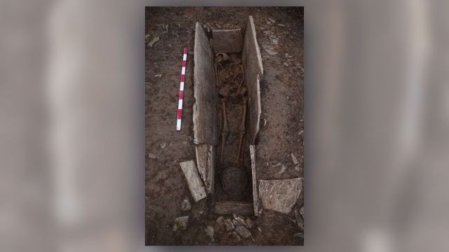 Peti jenazah terbuat dari batu dengan panci masak berasal dari akhir abad keempat Masehi. Foto: Wessex Archaeology