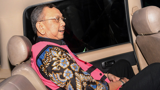 Eks Direktur Utama PT. Asuransi Jiwasraya Hendrisman Rahim usai menjalani pemeriksaan di gedung KPK, Jakarta, Senin (20/1). Foto: ANTARA FOTO/M Risyal Hidayat