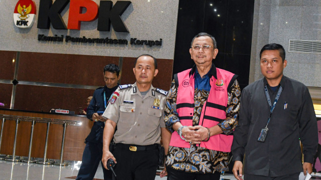 Eks Direktur Utama PT. Asuransi Jiwasraya Hendrisman Rahim (kedua kanan) usai menjalani pemeriksaan di gedung KPK, Jakarta, Senin (20/1). Foto: ANTARA FOTO/M Risyal Hidayat