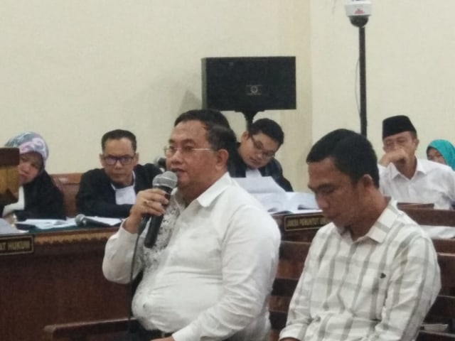 Mantan Wakil Bupati Lampung Utara, Sri Widodo, saat menjadi saksi di Pengadilan Tipikor Tanjungkarang, Senin (20/1) | Foto: Obbie Fernando/Lampung Geh