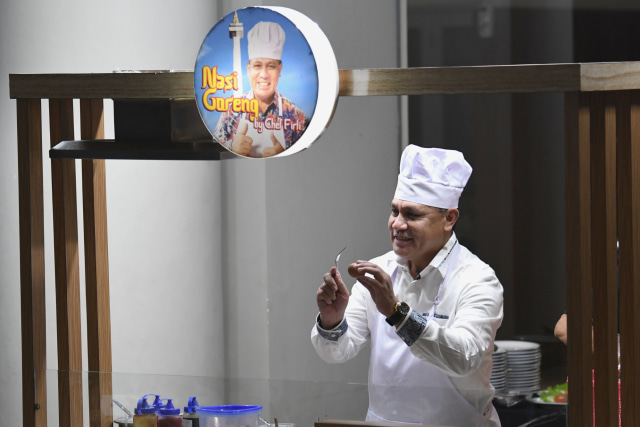 Ketua KPK Firli Bahuri memasak nasi goreng di acara Silaturahmi Pimpinan KPK dan Dewan Pengawas KPK di gedung KPK, Jakarta, Senin (20/1/2020). Foto: ANTARA FOTO/M Risyal Hidayat