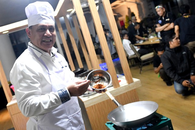 Ketua KPK Firli Bahuri memasak nasi goreng di acara Silaturahmi Pimpinan KPK dan Dewan Pengawas KPK di gedung KPK, Jakarta, Senin (20/1/2020). Foto: ANTARA FOTO/M Risyal Hidayat