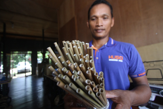Seorang perajin menunjukkan sedotan minuman yang terbuat dari tanaman purun (tumbuhan rawa). Foto: ANTARA FOTO/Bayu Pratama S