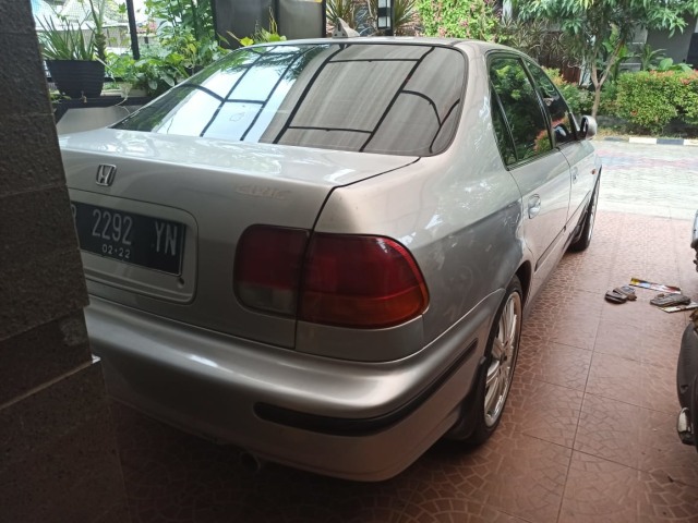 Ilustrasi mobil parkir mundur di garasi Foto: Muhammad Ikbal