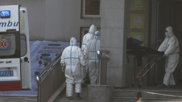 Staf medis memindahkan seorang pasien di Rumah Sakit Jinyintan, tempat pasien virus corona di Wuhan, China Foto: REUTERS/Stringer 