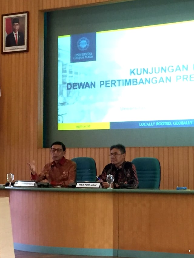 Ketua Wantimpres Wiranto (kiri) di Universitas Gadjah Mada (UGM), Selasa (21/1). Foto: Arfiansyah Panji Purnandaru/kumparan