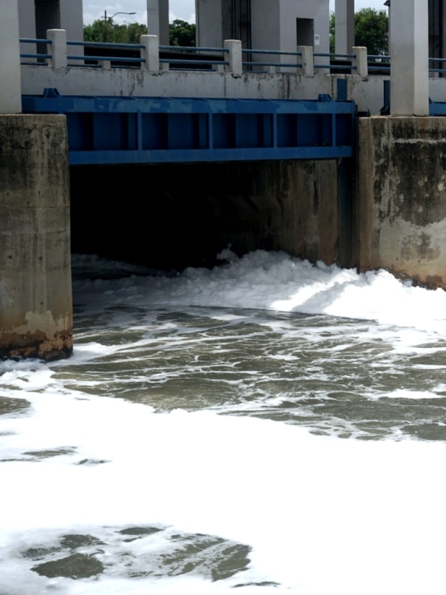 Busa yang memenuhi aliran KBT di Pintu Air Weir 3 Marunda, Cilincing, Jakarta Utara, Selasa (21/1). Foto: Iqbal Firdaus/kumparan