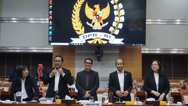 Dewas LPP TVRI, kiri ke kanan: Supra Wimbarti, Pamungkas Trishadiatmoko, Arief Hidayat Thamrin, Maryuni Kabul Budiono, Made Ayu Dwie Mahenny di RDP DPR RI.  Foto: Irfan Adi Saputra/kumparan 