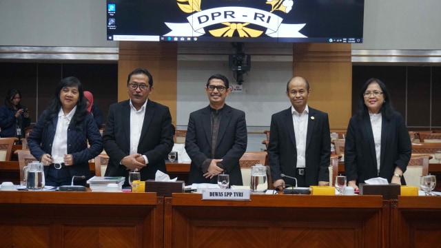 Dewas LPP TVRI, kiri ke kanan: Supra Wimbarti, Pamungkas Trishadiatmoko, Arief Hidayat Thamrin, Maryuni Kabul Budiono, Made Ayu Dwie Mahenny di RDP DPR RI.  Foto: Irfan Adi Saputra/kumparan 