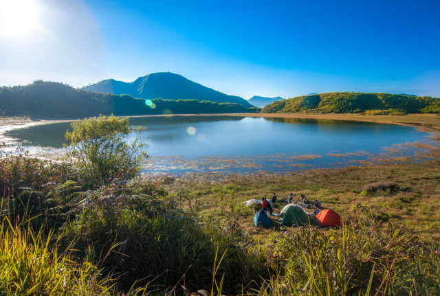 Pesona Telaga Dringo di Dieng yang mirip Ranu Kumbolo. Foto: Shutter Stock