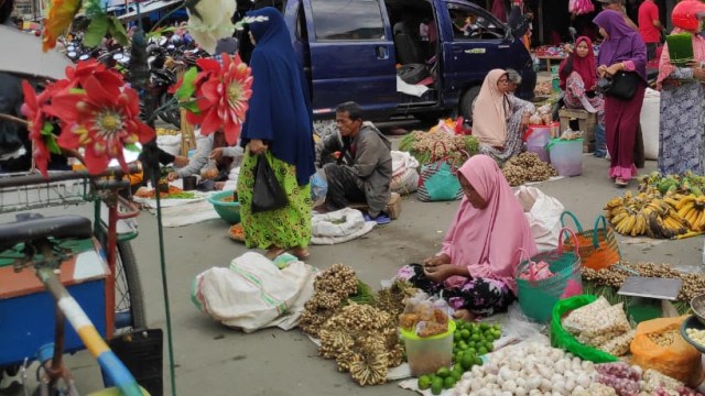 Suasana jual beli di pasar Manonda Palu. Foto: Dok. PaluPoso