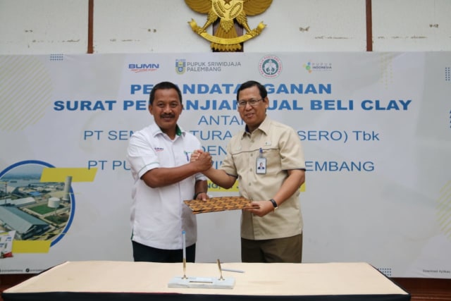 Direktur Utama SMBR, Jobi Triananda Hasjim bersama Direktur Utama PT Pusri Palembang, Mulyono Prawiro saat menadatangani surat perjanjian jual beli white clay. (foto: istimewa)