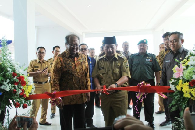 Wali Kota Bandar Lampung Herman HN melakukan pemotongan pita saat meresmikan Gedung Kuliah Itera, Selasa (21/1) | Foto : Humas Itera