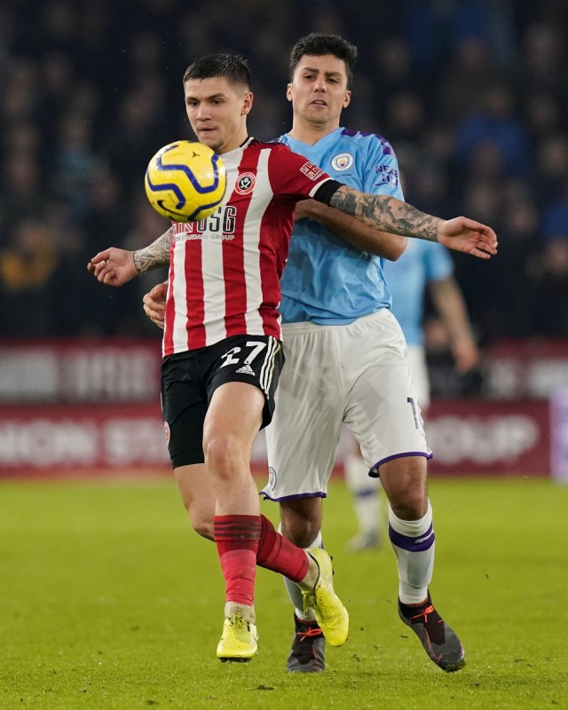 Pemain Manchester City dan Sheffield United berduel. Foto: REUTERS/Andrew Yates